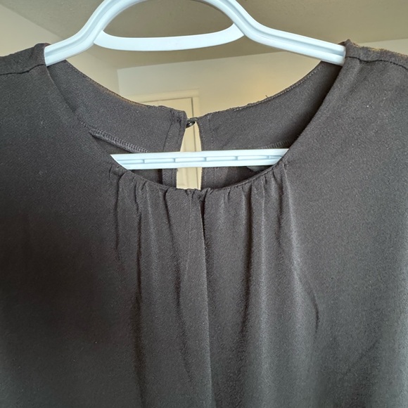 Elegant Black Sleeveless Top - Picture 2 of 4